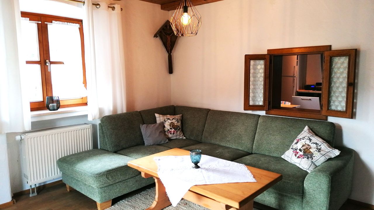 Wohnzimmer mit Couchecke und "Guckerl" in die Küche Wohnzimmer mit Couchecke und "Guckerl" in die Küche